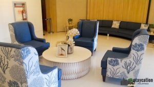 Lounge area near the elevators